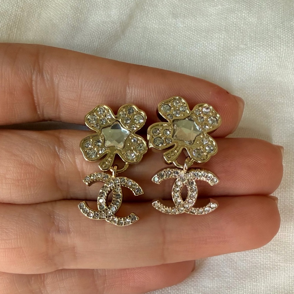 ✨ Chanel Crystal Flower & CC Logo Drop Earrings☘️ - Picture 6 of 12